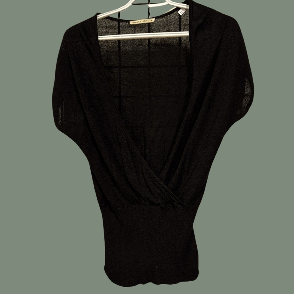 Stay cozy and stylish with our lightweight V-neck cross top from Smart Set